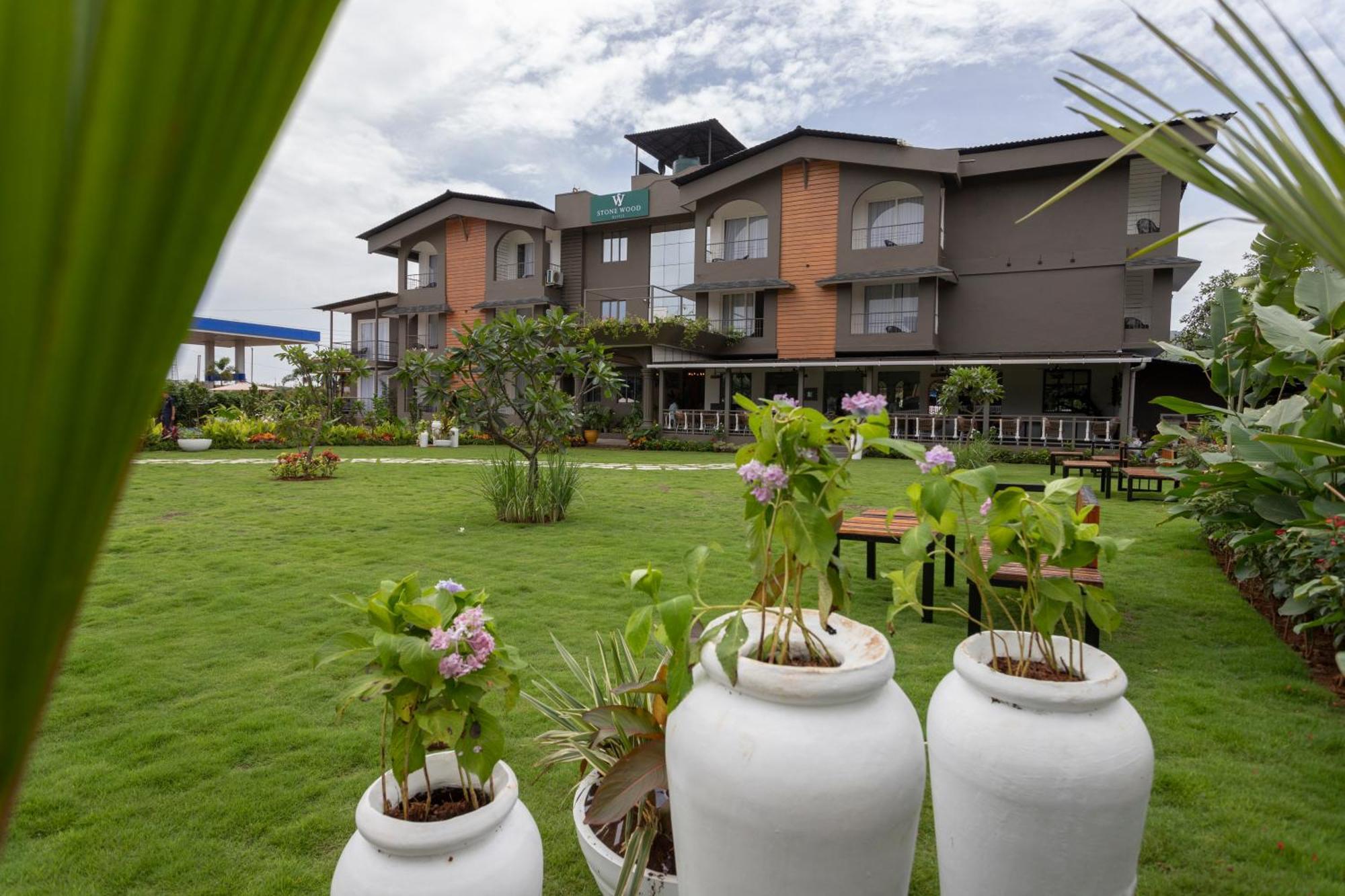 Stone Wood Hotel Amboli Amboli  Eksteriør billede