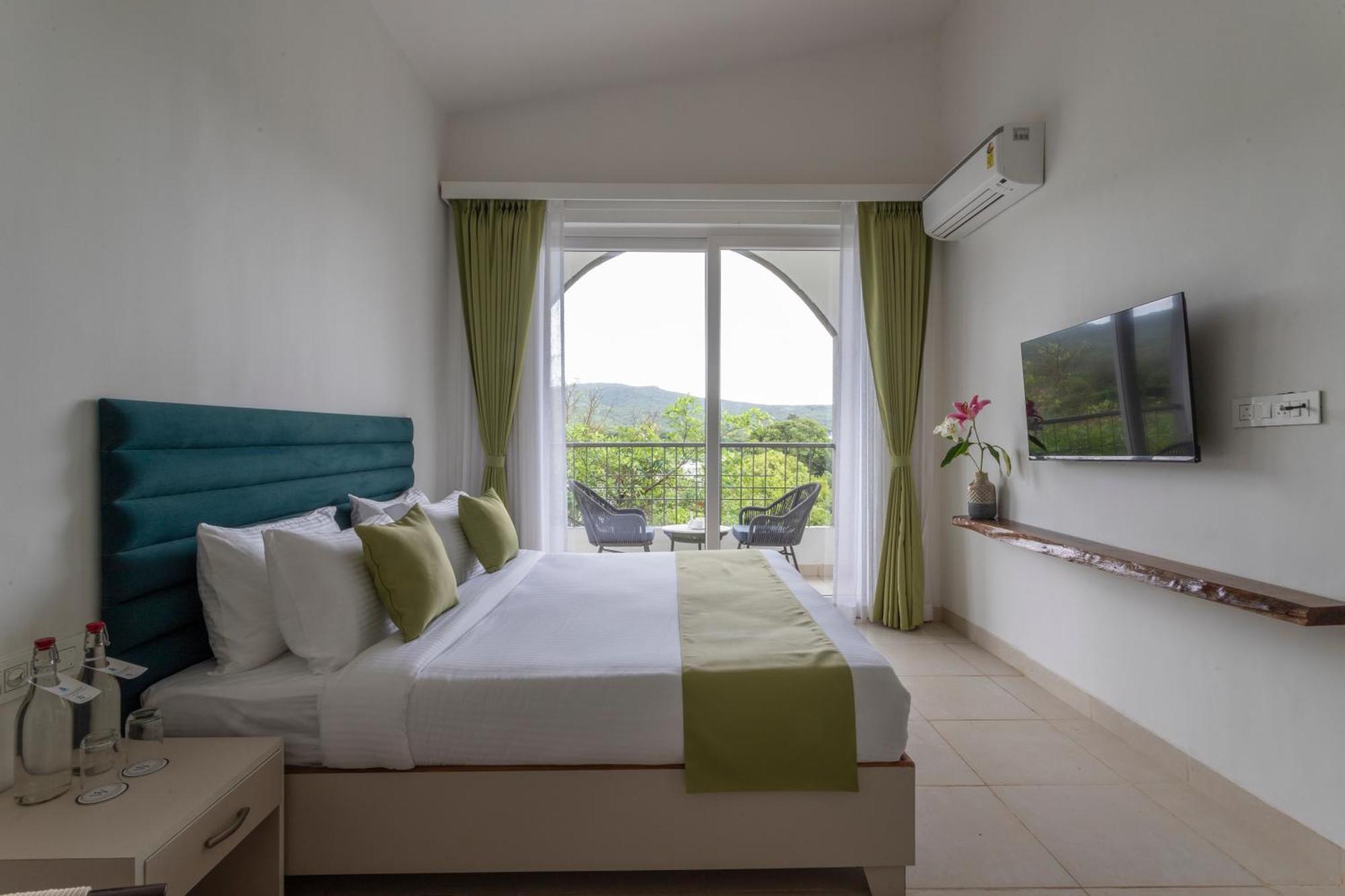 Stone Wood Hotel Amboli Amboli  Eksteriør billede