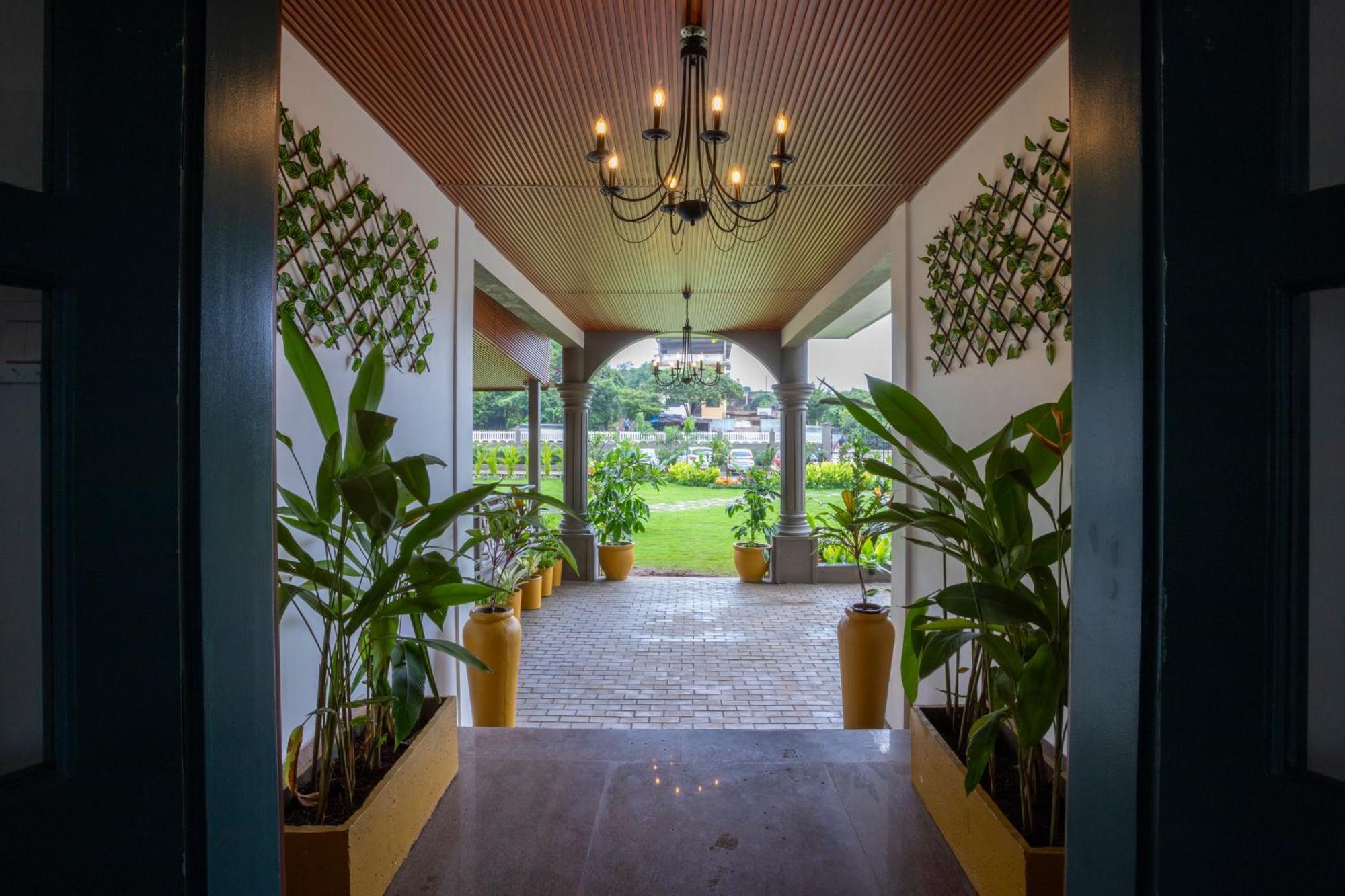 Stone Wood Hotel Amboli Amboli  Eksteriør billede